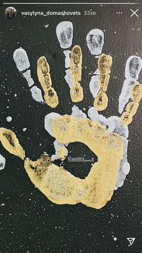 Painting Ideas With Boyfriend, Couples Hand Print Art, Diy Couple Hand Painting, Hand Painting With Boyfriend, Couple Hand Painting Canvas, Couples Diy Crafts, Birthday Gifts For Boyfriend Diy, Creative Gifts For Boyfriend