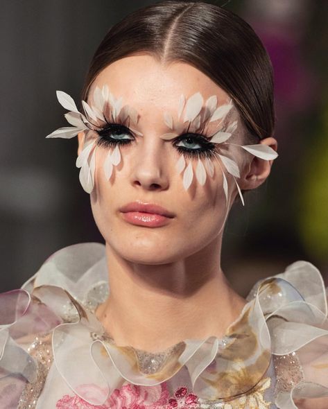 54.7k Likes, 1,007 Comments - The Catwalk Italia - TCI (@thecatwalkitalia) on Instagram: “#Valentino make-up 👍🏼or👎🏼?” Runway Makeup Looks, Editorial Make-up, Catwalk Makeup, Fantasy Make-up, Fashion Show Makeup, Show Makeup, Flower Makeup, Make Up Inspiration, Avant Garde Makeup