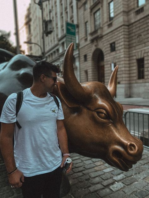 New York Photo Ideas, New York Photoshoot, Wall Street Bull, Nyc Pics, Ideas Photoshoot, New York Photos, New York Aesthetic, Handsome Man, New York Street