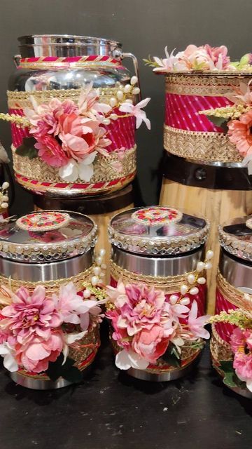 Wedding Trays Decoration, Wedding Trays Decoration Indian Ideas, Wedding Trays Decoration Indian, Wedding Packing Ideas Indian, Engagement Decorations Indian, Indian Wedding Rituals, Container Decoration, Hampers Ideas, Wedding Trays