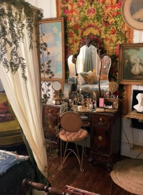 Vintage Victorian Bedroom, Victorian Bedroom, Deco Studio, Eclectic Bedroom, Bedroom Vanity, Dreamy Room, Dream Room Inspiration, Cute Room Decor, Vintage Victorian