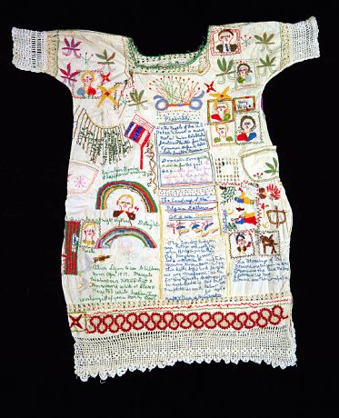 Sculpture Textile, Upcycling Fashion, Embroidered Text, Textile Fiber Art, Thread Art, Art Dress, Embroidery Inspiration, Embroidery And Stitching, Fabric Art