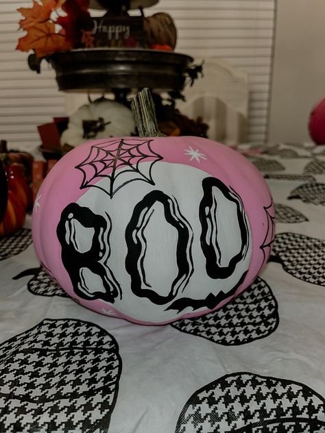 Pink painted pumkon with boo sign👻 Devil Pumpkin Painting, Mean Girls Pumpkin Painting, Goth Pumpkin Painting, Girly Painted Pumpkins, Pink Pumpkins Painting, Painting Pumpkins Ideas Diy Girly, Pumping Painting Ideas, Pink Pumpkin Painting Ideas, Girly Pumpkin Painting Ideas