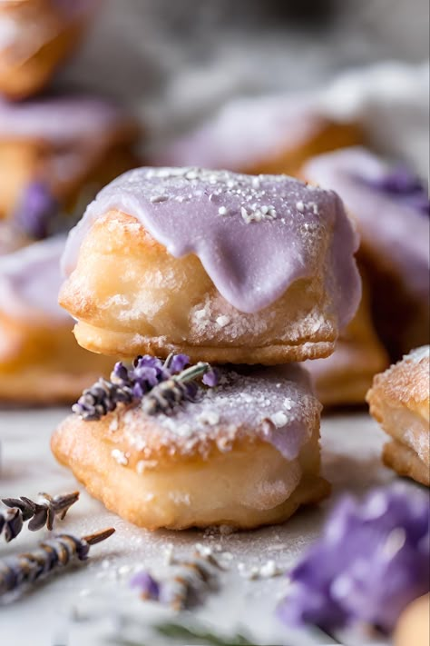 Lavender Food Ideas, Elegant Vegan Desserts, Luxury Vegan Food, Lavender Deserts, Vegan French Food, Pansy Recipes, Lavender Baked Goods, Lavender Recipes Baking, Bridgerton Food