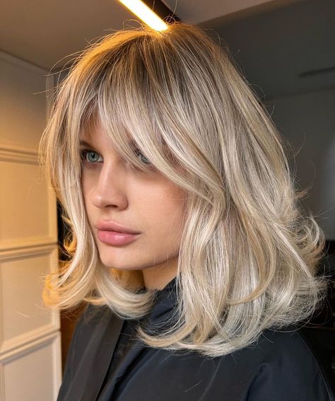 Medium Length Blonde Balayage for Straight Hair Shoulder Length Hair Balayage, Collarbone Length Hair, Shoulder Haircut, Shoulder Length Blonde, Blonde Lowlights, Medium Length Blonde, Medium Blonde Hair, Textured Curly Hair, Blonde Haircuts