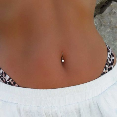 Pirsing Belly, Curvy Belly Button Piercing, Delicate Belly Button Piercing, Small Navel Piercing, Different Belly Button Piercings, Low Belly Button Piercing, Subtle Belly Button Piercing, Simple Belly Button Rings, Belly Button Piercing On An Outie