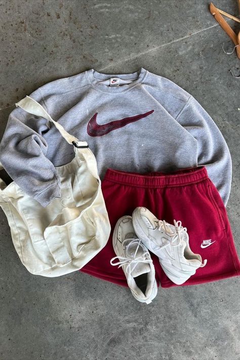 Vintage Nike Outfits, Nike Sweatshorts, Nike Outfit, Everyday Casual Outfits, Nike Crewneck, Diy Vetement, Guys Clothing Styles, Fall Fits, Cute Comfy Outfits