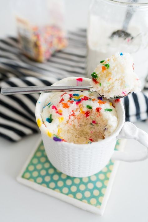 Mug Cake From Cake Mix Microwave, Cake Mix In A Cup Microwave, Cake Mix Mug Cake Microwave Easy, Box Cake Mug Cake Microwave, Mug Cake With Box Cake, Mug Cakes From Cake Mixes, Cake Mix Microwave Mug Cake, Cake In A Mug Microwave With Box Cake, Mug Cake Box Mix Recipe