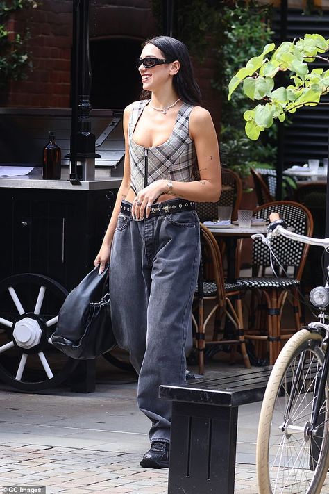 Corset Street Style, Corset Fashion Outfits, Top Street Style, Corset Outfit, London Outfit, Street Style Edgy, Double Denim, London Street Style, Celebrity Street Style