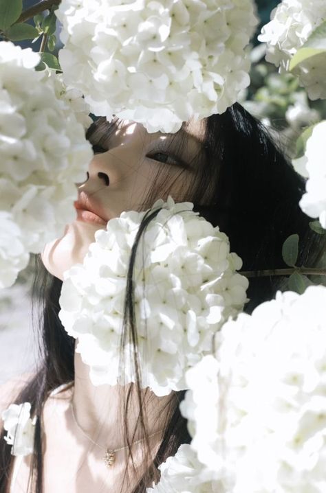 Xiaohongshu Photoshoot, Flower Concept Photoshoot, Flower Poses Photo Ideas, Concept Photoshoot Ideas, Xiaohongshu Aesthetic, Asian Photoshoot, Serial Experiments Lain, 사진 촬영 포즈, Photoshoot Concept