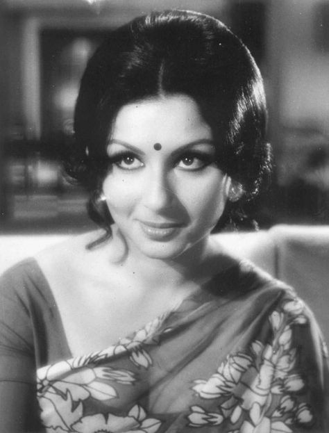 Puff Hairstyle, Old Bollywood Actress, Sharmila Tagore, Bollywood Retro, Old Film Stars, Names List, Hair Puff, Bollywood Pictures, Bollywood Posters