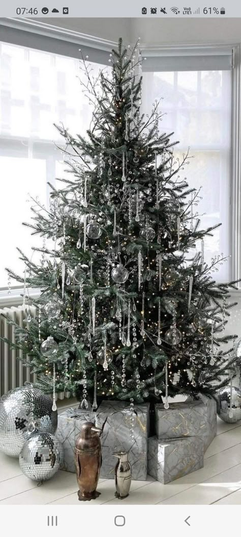 Christmas Tree Decorating Tips, Elegant Christmas Tree Decorations, Christmas Tree Inspo, Christmas Apartment, Minimalist Christmas Tree, Crystal Christmas Tree, Elegant Christmas Trees, Modern Christmas Decor, Silver Christmas Tree