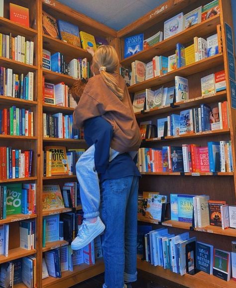 Book Dates Aesthetic, Aesthetic Book Store Pictures, Bookshop Date Aesthetic, Book Store Date Aesthetic, Meeting New People Aesthetic, Library Date Aesthetic, Book Store Pictures, Library Kiss, Bookstore Date Aesthetic