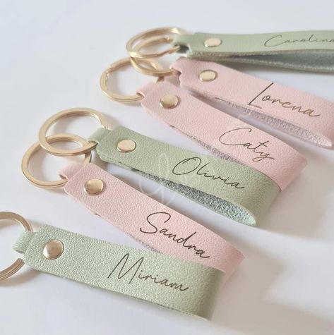 Diy Leather Engraving, Keychain Cricut, Leather Engraving, Diy Cricut, Cricut Tutorials, Cute Keychain, Cricut Projects Vinyl, Leather Projects, Custom Keychain