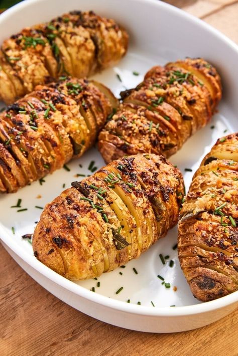 Garlic Butter Hasselback Potatoes - Wyse Guide Garlic Parmesan Hasselback Potatoes, Saddleback Potatoes, Hassleback Potatoes Oven, Hassle Back Potatoes, Garlic Butter Potatoes, Chicken And Vegetable Bake, Baked Spring Rolls, Wyse Guide, Sweet Potato Casserole Easy