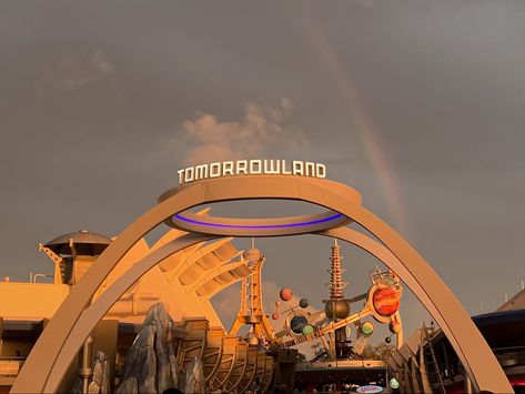 Tomorrowland Aesthetic, Disney World Tomorrowland, Tomorrowland Disney, Backstage Disney, Future Nostalgia, Disney College, Disney World Rides, Disney College Program, Space Stuff