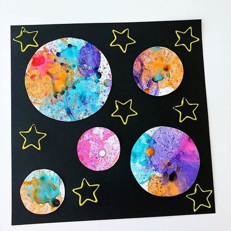 SOOOO in love with how this bubble paint planet art project turned out. It took us 2 days to finish the 3 step process but I have to say it was totally worth it. ⭐️First, we used bubble paint to blow bubbles onto the paper. ⭐️The next day after the paper dried, we cut the planets out and glued them to a large sheet of black paper. ⭐️Last, we made star stamps with yellow paint and a star cookie cutter. . Find more details and our bubble paint recipe here: ➡️bit.ly/PreschoolSpace . Or click the Space Crafts Preschool, Bubble Paint, Space Art Projects, Space Preschool, Space Crafts For Kids, Planet Painting, Blow Bubbles, Paint Recipe, Planet Art