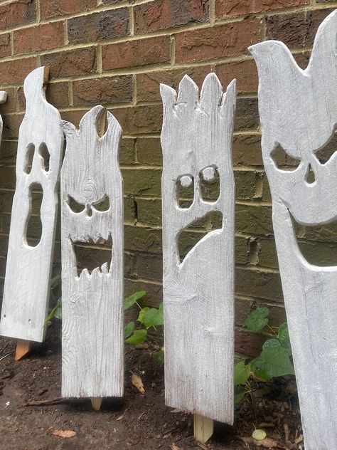 Halloween Ghost. Stake Included. - Etsy Halloween Fence Decorating Ideas, Easy Halloween Outside Decorations Diy, Wood Ghost Cutouts, Wood Epoxy Art, Halloween Themes Outdoor, Wood Ghosts Diy, Wooden Ghosts Wood Crafts, Fall Wood Projects That Sell, Diy Wooden Halloween Decorations