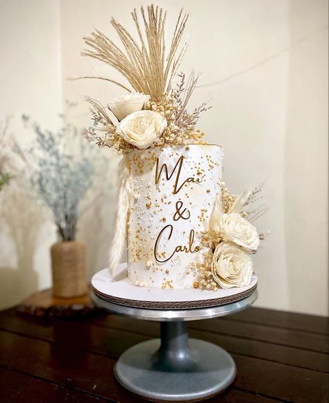 Wedding cake with dried flowers, softicing cake, 1 tier wedding cake. Roora Cake Ideas, Roora Cakes, Wedding Cake Champagne Color, Wedding Cake 1 Tier, 1 Tier Wedding Cake, Cake With Dried Flowers, 1 Tier Wedding Cakes, Champagne Wedding Cakes, 60th Bday