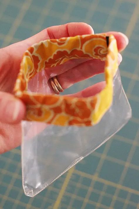 Tutorial to sew a vinyl flex frame pouch - Bonjour Quilts Snap Bag, Pouch Tutorial, Quilting Templates, Beginner Sewing Projects Easy, Leftover Fabric, Sewing Projects For Beginners, Sewing Skills, Love Sewing, Sewing Gifts