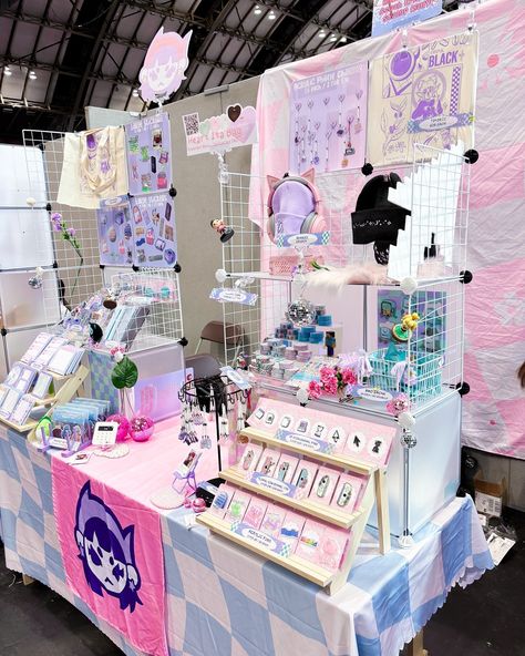 let’s go megacon manchester artist alley 💫💕 this setup is my favourite i’ve ever done, i finally feel like everything is coming together and i couldn’t be happier with how it looks!!! come and find me at megacon manchester this weekend in artist alley, table AA2 💫 #megacon #megaconmanchester #megaconmanchester2024 #megaconlive #megaconlivemanchester #artistalley #artistalleydisplay #artistalleytable Cool Booth Design, Art Stand Ideas, Artist Alley Setup, Artist Alley Display Ideas, Artist Alley Table, Artist Alley Booth, Display Craft Fair, Artist Alley Display, Craft Table Display