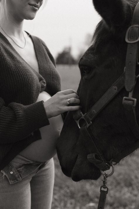 Country Maternity Photography, Country Maternity Photos, Pregnant Horse, Winter Maternity Pictures, Country Maternity, Diy Maternity Photos, Cowgirl Photoshoot, Pictures With Horses, Maternity Photography Poses Couple