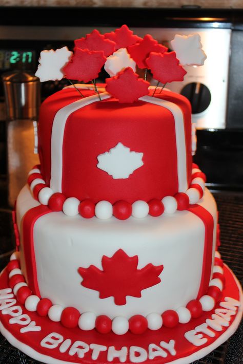 A beautiful Canada Day cake. Canadian Flag Cake, Canada Day Cake, Canadian Party, Canada Day Crafts, Canada Day Party, Vanilla Sheet Cakes, Flag Cake, Canada Holiday, Food Fantasy