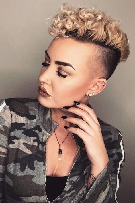 Wavy Hair Faux Hawk Style #shorthair #wavyhair #fadehair ★ Explore cool, trendy, and easy faux hawk styles for short, medium, and long hair. They can be done on straight and on curly hair. ★ See more: https://glaminati.com/faux-hawk-women-hairstyles/ #fauxhawkhairstyle #fauxhawk #fohawk #glaminati #lifestyle Faux Hawk Women, Fade Haircut Women, Curly Faux Hawk, Kort Bob, Faux Hawk Hairstyles, Taper Fade Haircut, Tapered Haircut, Shorter Hair, Faded Hair