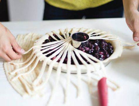 Thanksgiving Pie Crust, Fancy Pies, Decorative Pie Crusts, Pie Lattice, Pretty Pie Crust, Creative Pie Crust, Pie Decor, Pie Crust Ideas, Fancy Pie Crust