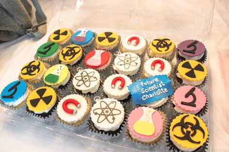 a science themed birthday party! Mad Scientist Cupcakes, Science Themed Desserts, Science Cupcakes Ideas, Science Themed Cupcakes, Scientist Cupcakes, Science Cake Ideas, Science Cupcakes, Science Themed Birthday Party, Science Cake