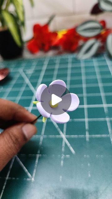 Small Fondant Flowers Tutorial, Easy Fondant Decorations For Beginners, How To Make Fondant Flowers, Easy Fondant Decorations, Easy Fondant, Flower Fondant, Homemade Fondant, Flower Cake Topper, Fondant Flower Tutorial