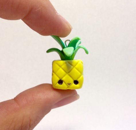 Doesn't this pineapple look adorable?! ❤️🍍 You can have one of your own at: https://www.etsy.com/shop/CraftyZoeDesigns Ceramic Pineapple, Clay Diy Projects, Do It Yourself Projects, Diy Clay, Art Show, Clay Jewelry, Pineapple, Planter Pots, Polymer Clay