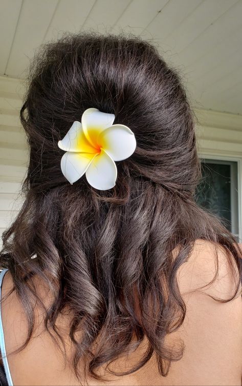 Half up down do with curls and plumeria flower Hawaiian Hairstyle, Hawaiian Hair, Hawaii Hair, Hawaiian Flower Hair, Kids Hairstyles For Wedding, Hawaiian Hairstyles, Half Updo Hairstyles, Y2k Hair, Classic Hair