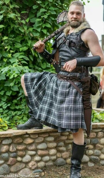 I love the original look of his leathers. The stitching looks period, something a forest hunter or a warrior who likes to move would make. A perfect example ofa Viking Celt. texas renaissance festival 2014 Viking Ren Faire Men, Ren Fest Outfits Men, Ren Faire Men, Ren Faire Outfits Men, Mens Ren Faire Outfit, Celtic Costume, Forest Hunter, Renn Faire, Ren Faire Outfits