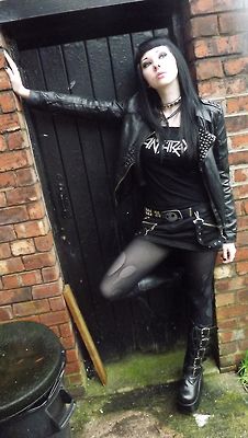 add black jeans and you have a prefect thrash metal girl look Metal Outfit, Black Metal Girl, Womens Belts, Goth Women, Goth Beauty, Punk Girl, Metal Fashion, Metal Girl, Estilo Punk