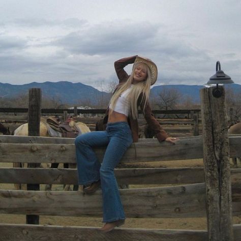 Arizona Cowgirl Aesthetic, Arizona Cowgirl, Small Country Town, Cute Western Outfits, Cowgirl Horse, Cowgirl Aesthetic, Ig Pics, Country Concerts, Country Concert