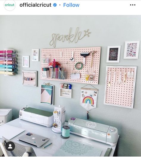 Cricut Room, Pegboard Craft Room, Office Craft Room Combo, Craft Room Signs, Diy Landscaping Ideas, Peg Boards, Craft Room Inspiration, Craft Shed, Dream Craft Room