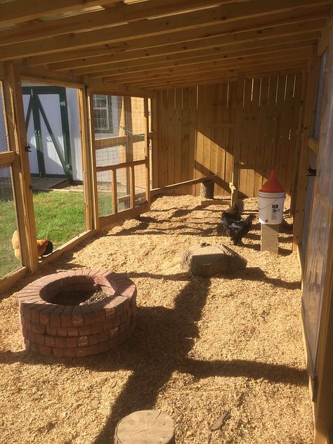 Building Chicken Coop, Chicken Coop Blueprints, Cute Chicken Coops, Easy Chicken Coop, Chicken Barn, Chicken Home, Chicken Pen, Backyard Chicken Coop Plans, Diy Chicken Coop Plans