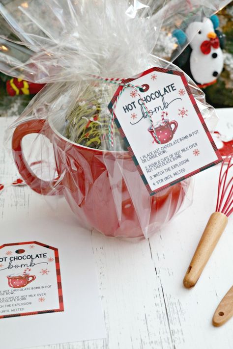 Hot Cocoa Bombshell Christmas Gift, Hot Cocoa Balls Diy, Christmas Gift Chocolate, Hot Cocoa Bomb Gift Packaging Ideas, Hot Chocolate Bombshell Diy Christmas, Diy Hot Chocolate Balls, Hot Chocolate Bombshell Gift, Cocoa Bomb Gift Packaging, Hot Cocoa Bomb Gift Packaging