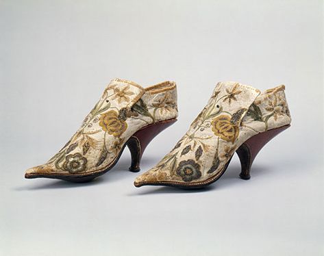 a man's pointy-toed French court shoes from the 17th century 18th Century Shoes, 1700 Fashion, Century Shoes, French Shoes, 17th Century Fashion, Historical Shoes, 18th Century Fashion, Old Shoes, Killer Heels