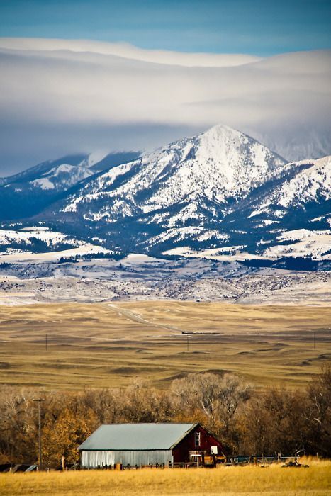 I love farms and the country-- everything about it. I hope one day I could permanently live in one.... Montana Landscape, Snow Covered Mountains, Montana Homes, Into The West, Big Sky Country, Old Barns, Old Barn, Big Sky, The Ranch