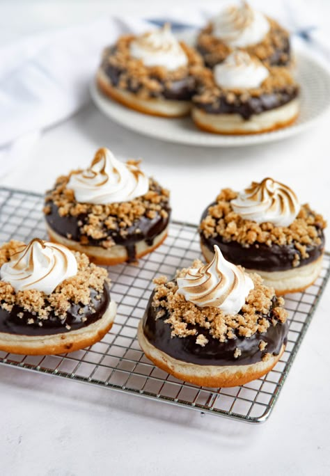 S'Mores Doughnuts with Chocolate Glaze - Bakes by Brown Sugar Graham Cracker Crumble, Donut Flavors, Seasonal Baking, Homemade Donuts, Swiss Meringue, Doughnut Recipe, Delicious Donuts, Baked Donuts, Chocolate Glaze