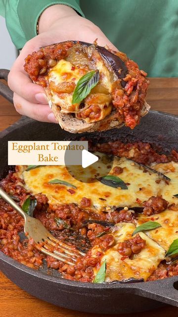 Baked Tomato Recipes, Tomato Bake, Red Chilli Powder, Tomato Pasta Sauce, Baked Tomatoes, Juicy Tomatoes, Tomato Pasta, Basil Leaves, Chilli Flakes