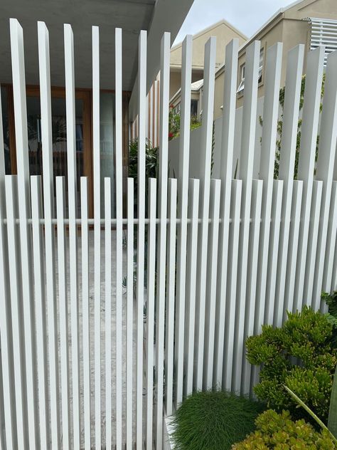 Partition Outdoor, Slatted Gates, Balustrade Ideas Outdoor, Stainless Steel Gate Modern, Staircase Fence, Aluminium Profile Gates, Aluminium Sliding Gate, Vertical Aluminium Slat Fence, Modern Gates Driveway