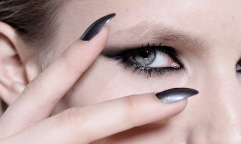 7 Ways To Prevent Your Eyeliner From Smudging, Smearing, Or Fading Eyeliner Shapes, How To Do Eyeliner, Eyeliner For Beginners, Makeup Tutorial Eyeliner, Perfect Eyeliner, Eyeliner Styles, Eye Liner Tricks, Mascara Tips, Pigment Eyeshadow