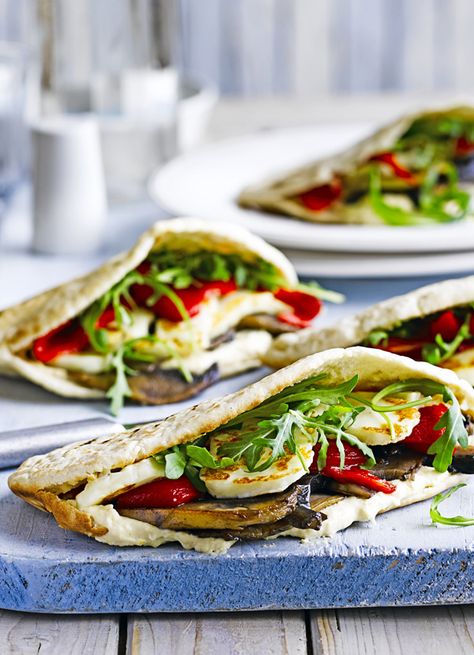 Stuffed mushroom and halloumi pittas. Quick idea for a vegetarian sandwich: pittas stuffed with grilled halloumi, humous, mushrooms and peppers with rocket. Ready quickly in 15 minutes. Pitta Bread, Grilled Halloumi, Doner Kebab, Stuffed Mushroom, Vegetarian Sandwich, Healthy Sandwiches, Cafe Food, Vegetarian Dishes, Grilling Recipes