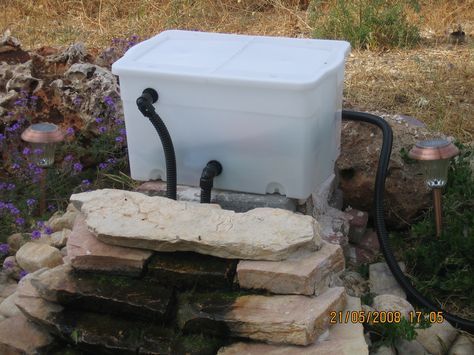 Pond Filter Diy, Outdoor Fish Ponds, Pond Filter System, Backyard Fountain, Building A Pond, Diy Pond, Pond Waterfall, Pond Filters, Large Flower Pots