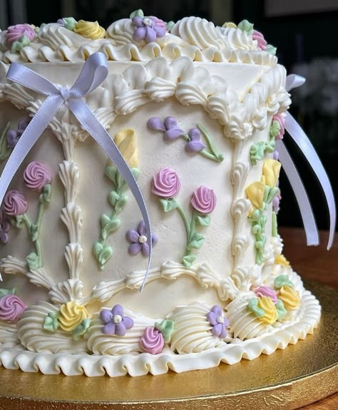 Vintage Cake Flowers, Floral Wedding Cakes Vintage, Vintage Cake With Flowers, Simple Vintage Cake, Vintage Floral Cake, Vintage Style Cake, Bakery Party, Bolo Vintage, Vintage Birthday Cakes