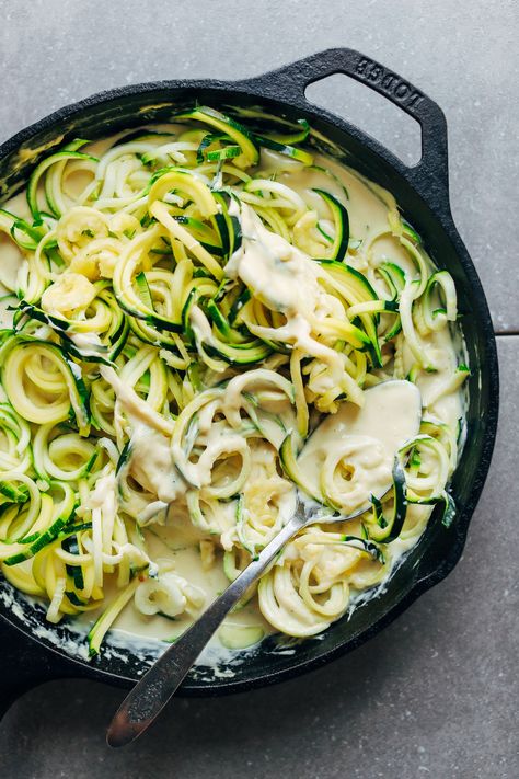 AMAZING 30-Minute Vegan Alfredo! Creamy, cheesy, SO tasty! #pasta #alfredo #zoodles #recipe #vegan #glutenfree #minimalistbaker #oilfree Vegan Zoodles, Vegan Alfredo, Minimalist Baker, Vegan Parmesan Cheese, Garlic Pasta, Vegan Parmesan, Agaves, Dog Snacks, Alfredo