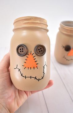 Scarecrow Mason Jars Diy, Easy Diy Fall And Halloween Decorations, Pumpkin Mason Jars, Halloween Mason Jar Ideas, Thanksgiving Mason Jar Ideas, Thanksgiving Jar Ideas, Scarecrow Mason Jars, Easy Halloween Crafts To Sell, Scarecrow Crafts For Adults